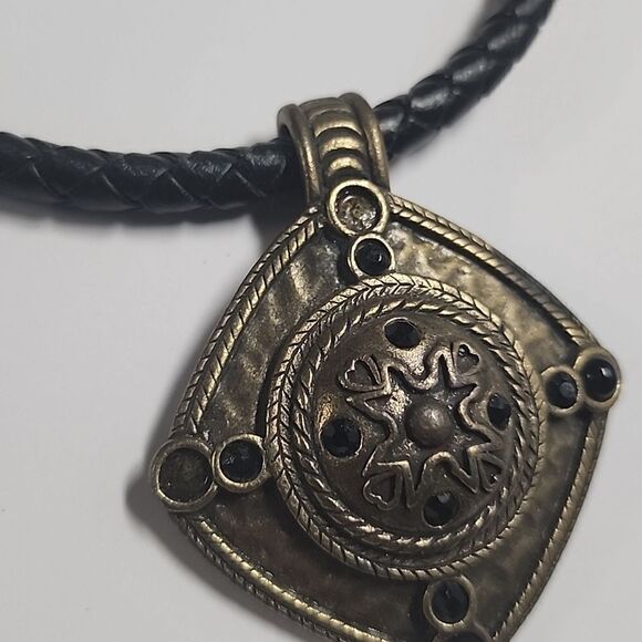 Choker Necklace with Pendant - Picture 5 of 5